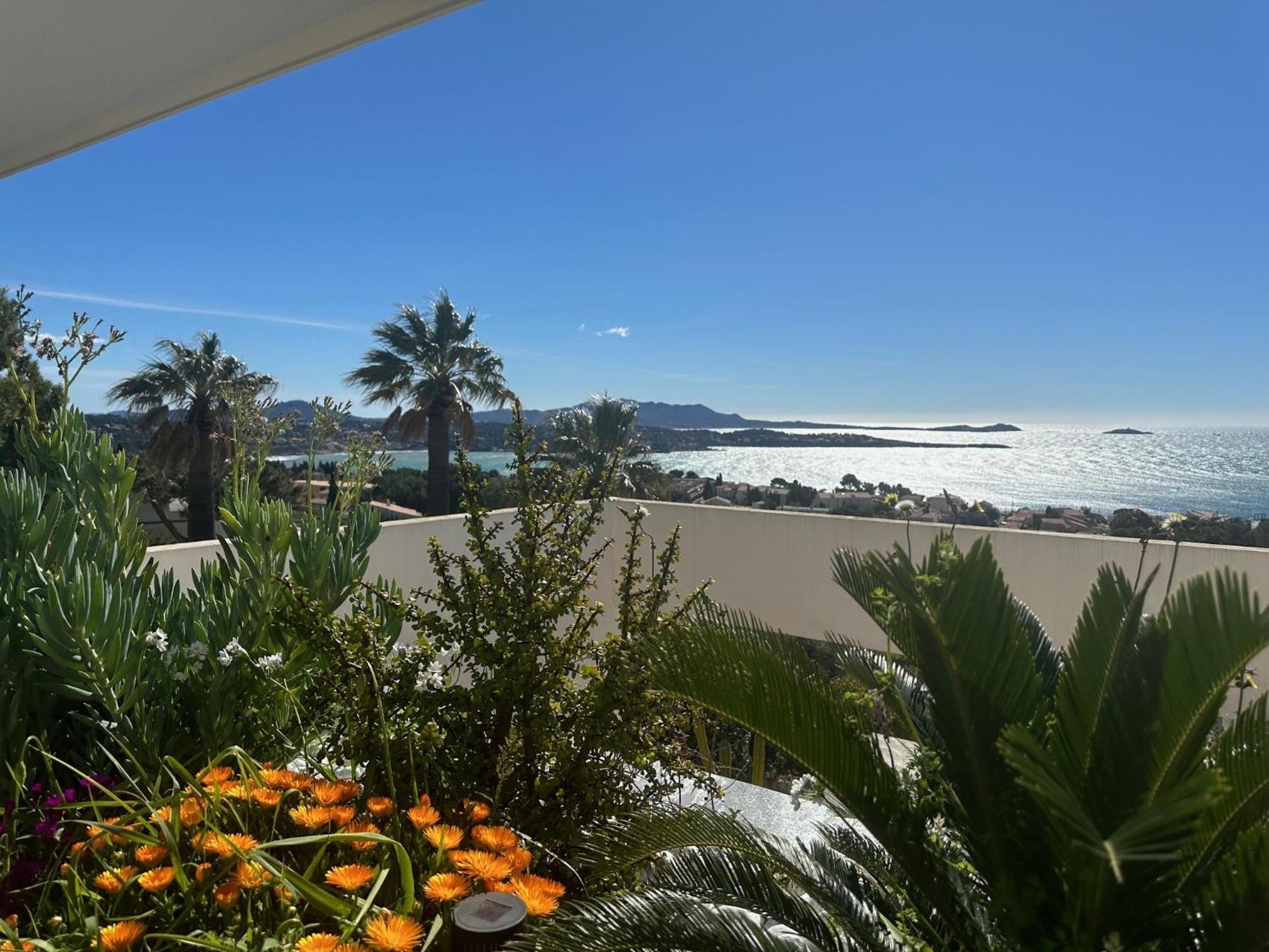 Superbe T2 44M2 - Grande Terrasse Vue Mer Panoramique Exceptionnelle Piscine - Parking Bandol Exterior foto